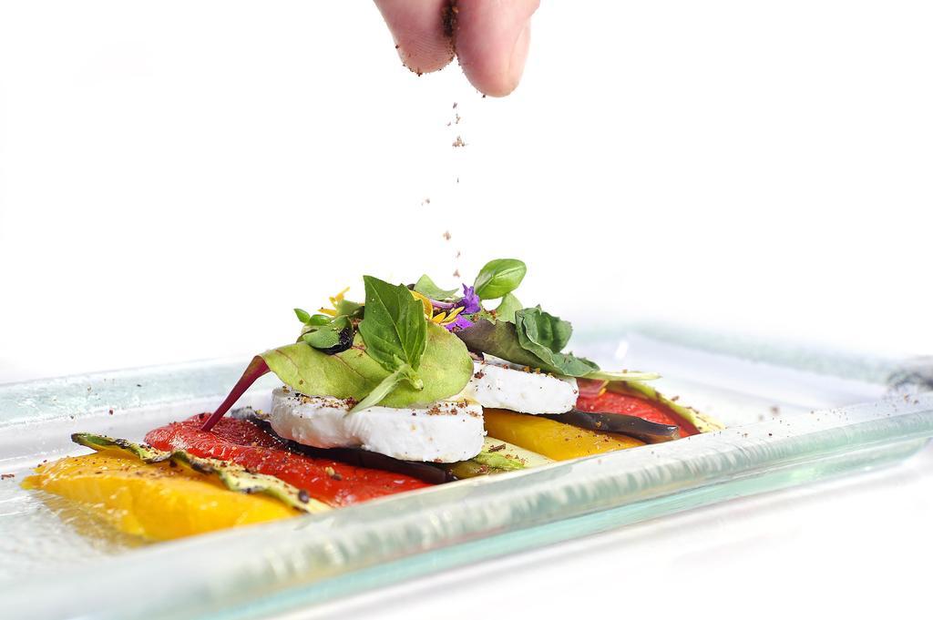 เดดอะ กาเบรียล Hotel ไคโร ภายนอก รูปภาพ A salad being seasoned with salt
